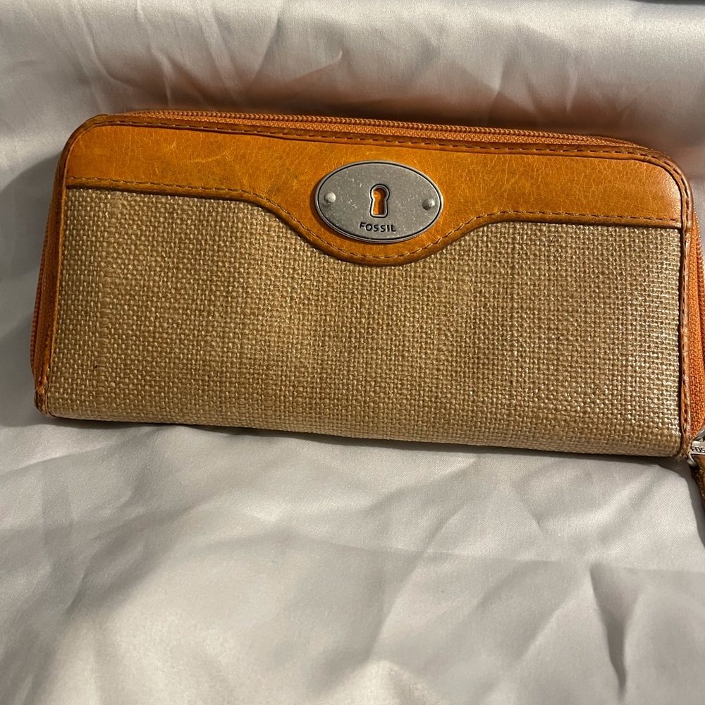 Fossil large wallet. Used and loved. Price reflects age. Comes with dust bag.